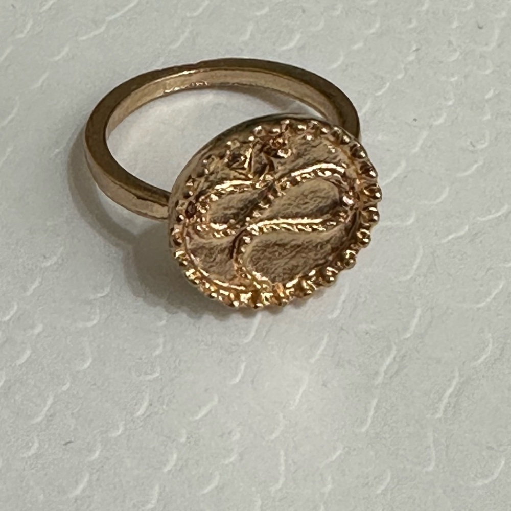 Brand new costume jewelry. Ring size approx 6. - Picture 2 of 2
